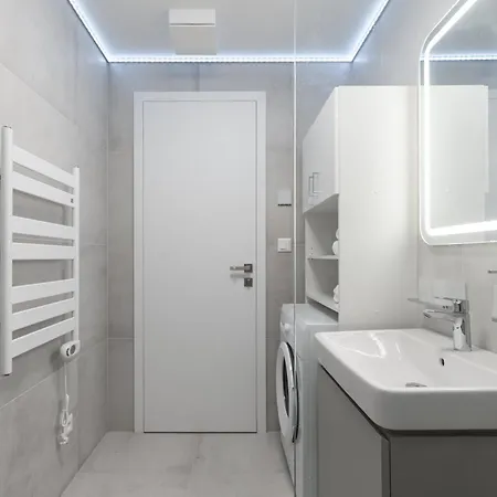 Brand New Modern - Workspace Balcony & Parking Apartment